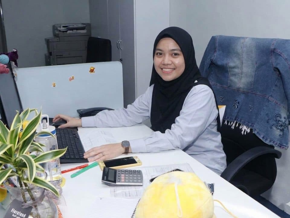 Nida 女士在 Cone Rental 办公室(Bandar Baru Bangi)的办公桌前